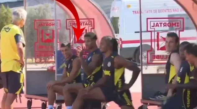 You need to watch the video! Oosterwolde explained the Icardi issue to Mourinho like this.