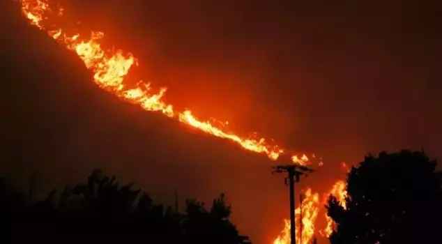 Fire panic in Sicily! Tourists have evacuated the island.