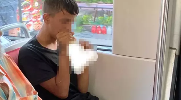 Without caring about anyone, he inhaled his poison, and the passengers couldn't say anything.