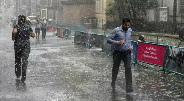 Thunderstorms and heavy rain are expected in Istanbul today.