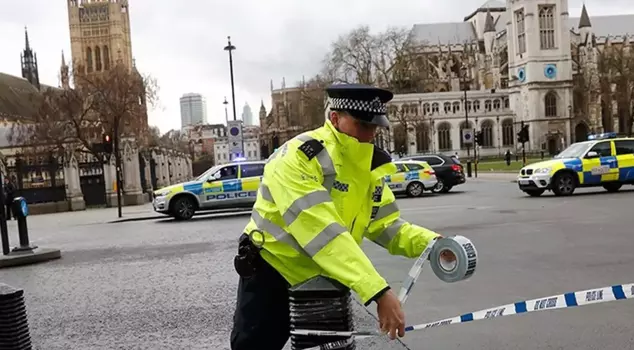Stabbing attack in London! 2 dead, 1 injured.