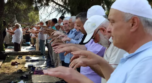 In Karabük, where the fires have been ongoing for a week, the people have gathered for a rain prayer.