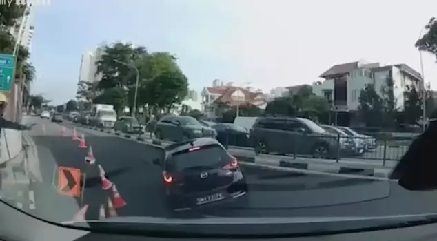 The road collapsed! The vehicle was engulfed in a giant pit, and the driver was rescued at the last moment.
