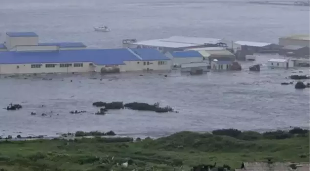 The first tsunami waves reached two countries after the 8.8 magnitude earthquake! Here are those moments.
