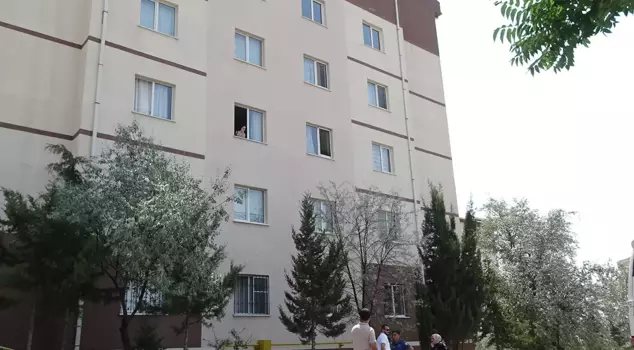 While looking at his mother, who brings bread home, he fell from the 4th floor.