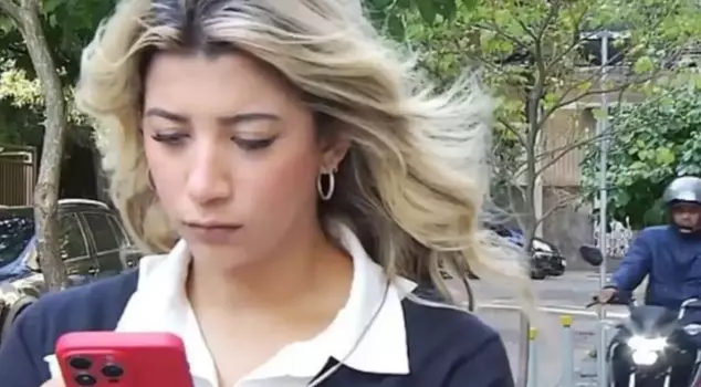 The female reporter became a victim of a snatcher while preparing for a live broadcast.