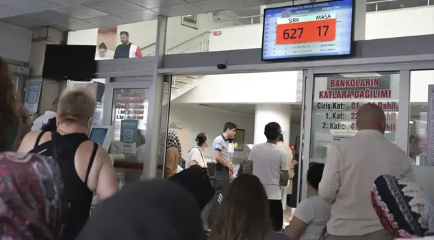 They paid the price for leaving it to the last day! The driver's license renewal queues locked down the offices.
