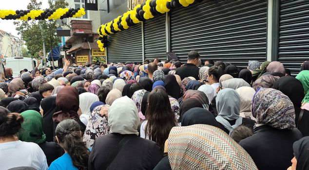 Store opening 'discount' frenzy: Shutters were punched, citizens faced the risk of being trampled.