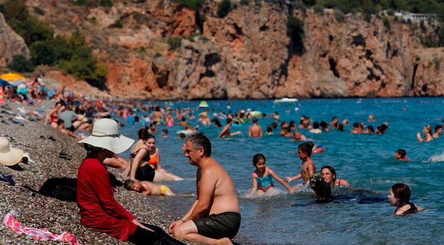 The sea water temperature in Antalya reached 33 degrees, surpassing many cities.