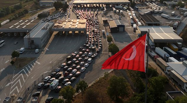 The expatriates have hit the road back, and the end of the vehicle queue is not in sight.