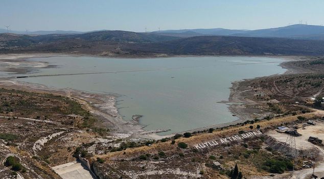 İzmir için korkutan uyarı! 1 milyon kişi susuzluk riski altında. 

Перевод на русский язык: 

Ужасающее предупреждение для Измира! 1 миллион человек под угрозой нехватки воды.