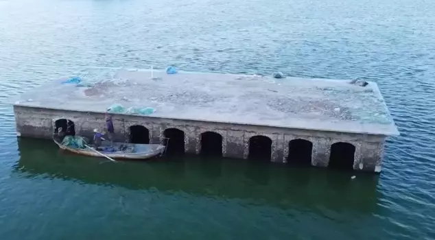 Due to the drought, the water level in the dam has dropped, revealing an old settlement.