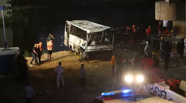 A bus plunged into a riverbed in Algeria, resulting in the drowning of 18 people! A national day of mourning has been declared.