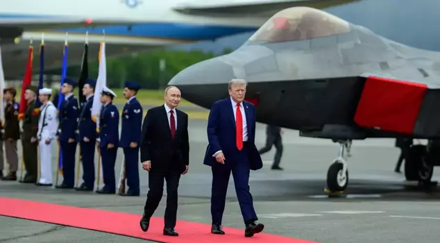 Officially a warning to Putin! While walking on the red carpet, U.S. fighter jets flew overhead.