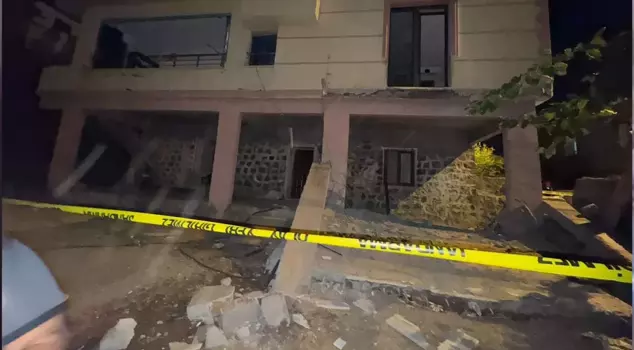 A balcony of a house in Diyarbakır collapsed, trapping 5 people under the rubble, including 2 children.