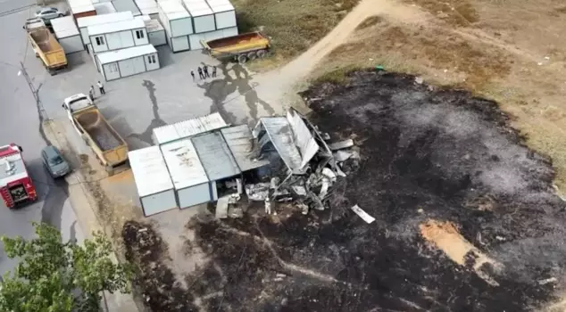 A fire that broke out in a grassy area in Istanbul spread to a construction site.