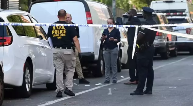 Shooting at a restaurant in New York: 3 dead, 8 injured.