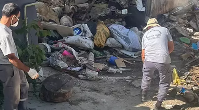 The residents protested due to the bad smell, and 20 trucks of garbage were removed from the house.