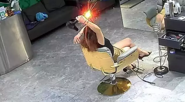 Horrifying moment at the hair salon: Hair dryer exploded in the woman's hand.