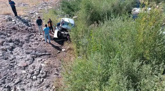 The vehicle that fell from several meters high became a grave for two people.