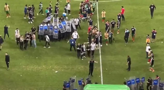 Kicks and punches were flying in the air! The area turned into a battlefield after the Amedspor-Erzurumspor match.