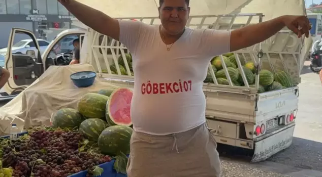 The young man selling watermelons while doing a belly dance shook up social media.