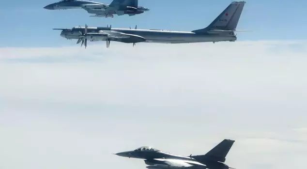 Intervention of US fighter jets on a Russian spy plane.
