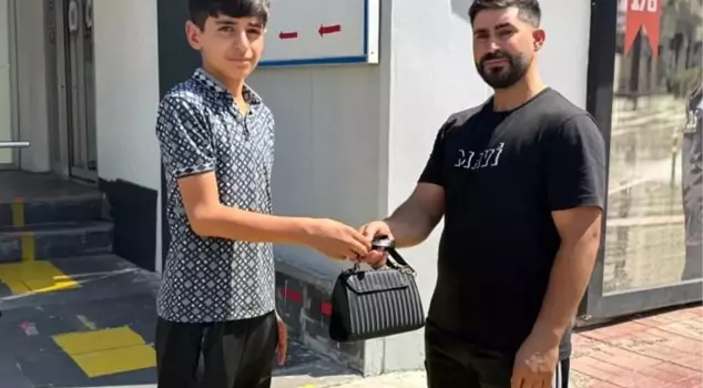 15-year-old Ömer turned in gold worth a fortune that he found next to the trash to the police.
