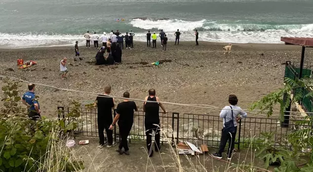 A 14-year-old child was swept away by the waves and lost at sea while walking on the beach.
