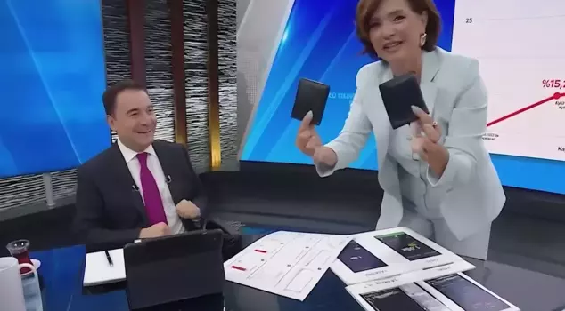 Ali Babacan took out a double wallet from his pocket during the live broadcast.