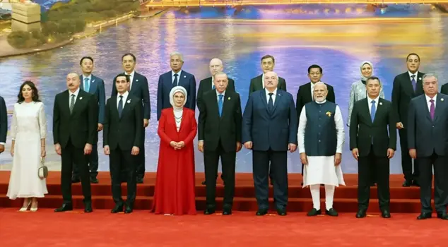 President Erdoğan and his wife participated in the family photo at the Shanghai Summit.