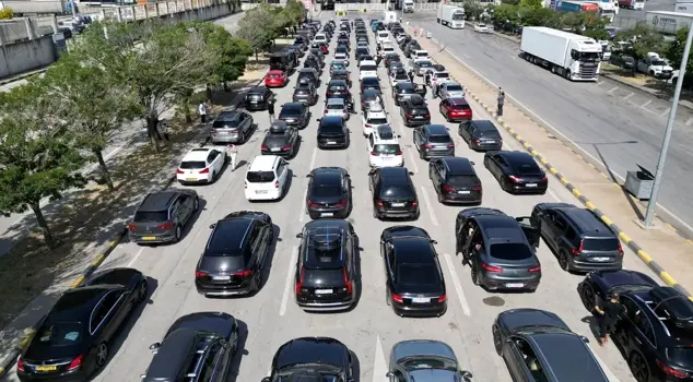 They are bidding farewell to the homeland in droves: Long queues have formed for kilometers.