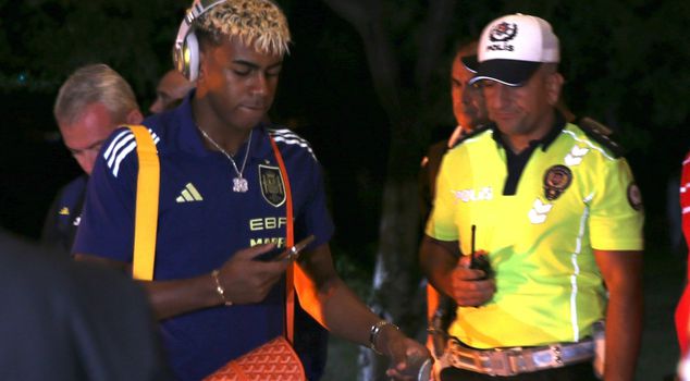 İspanya Milli Futbol Takımı, Konya'da. 

ترجمة: منتخب إسبانيا لكرة القدم في قونية.