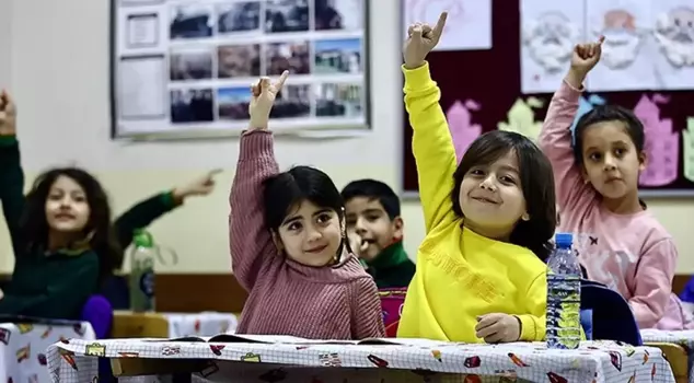 Schools in Istanbul will open at 10:00 on Monday.