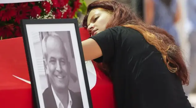 The murdered public prosecutor Ercan Kayhan was bid farewell on his final journey in tears.