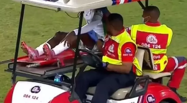 Beşiktaş's Ndidi got injured while playing for the national team! He left the field on a stretcher.