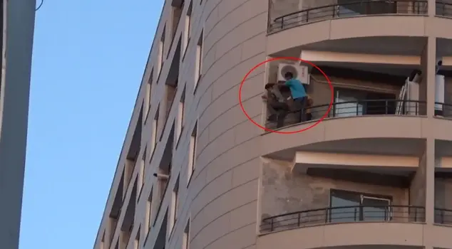 They are still children! Dangerous air conditioning installation caught on camera.