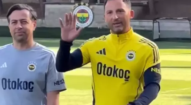 Fenerbahçe's new coach Tedesco sends a message in Turkish during his first training session.