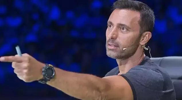 After the reactions, Mustafa Sandal took the stage and apologized.