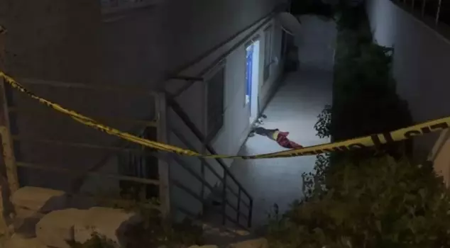 A woman under the influence of drugs attacked a police officer with a knife.