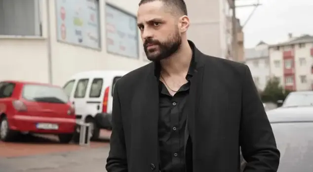 Ekin Mert Daymaz declared his love in the bathroom with his young girlfriend.