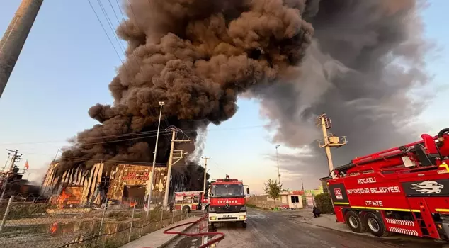 Fire in the logistics warehouse! Smoke covered the sky.
