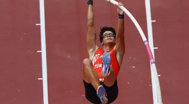 Ersu Şaşma in the final at the World Athletics Championships.