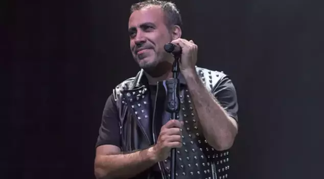 Haluk Levent fell ill after the performance and was rushed to the hospital.