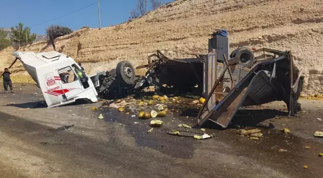 A truck and a bus collided! There are dead and injured.
