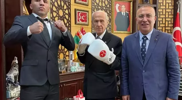 The leader of the MHP, Devlet Bahçeli, took his guard and posed with boxing gloves.