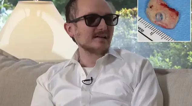 The tooth in his mouth got stuck in his eye, and he was freed from blindness after 20 years.