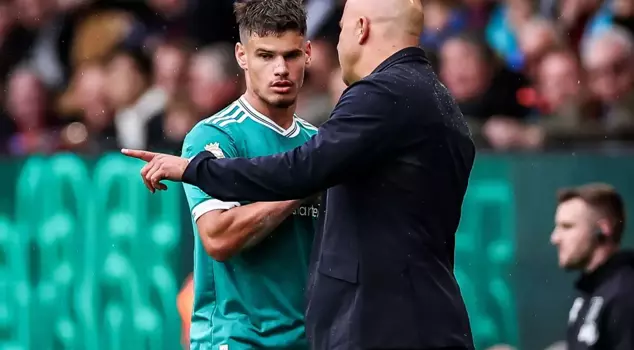 In Liverpool, Arne Slot penalized his player with a yellow card for throwing himself to the ground.