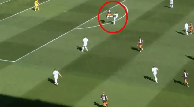 In the 22nd second of the match, a red card! It has gone down in league history.