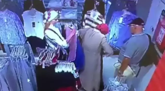 The thief came in as a customer and stole 1400 euros from the tourist's bag.
